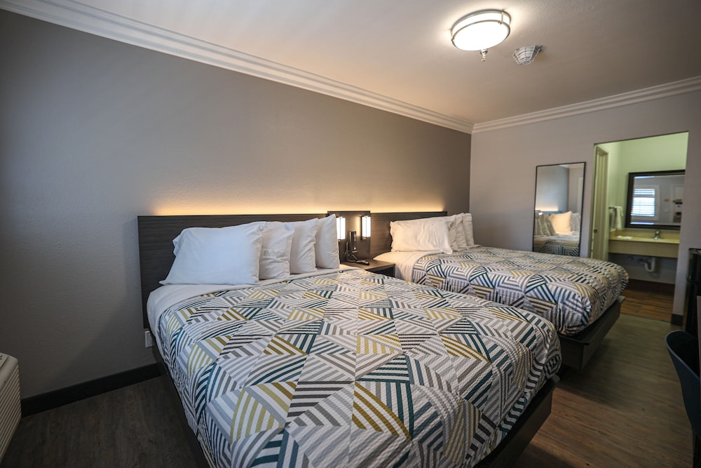 Deluxe Room, 2 Queen Beds, Non Smoking photo 3