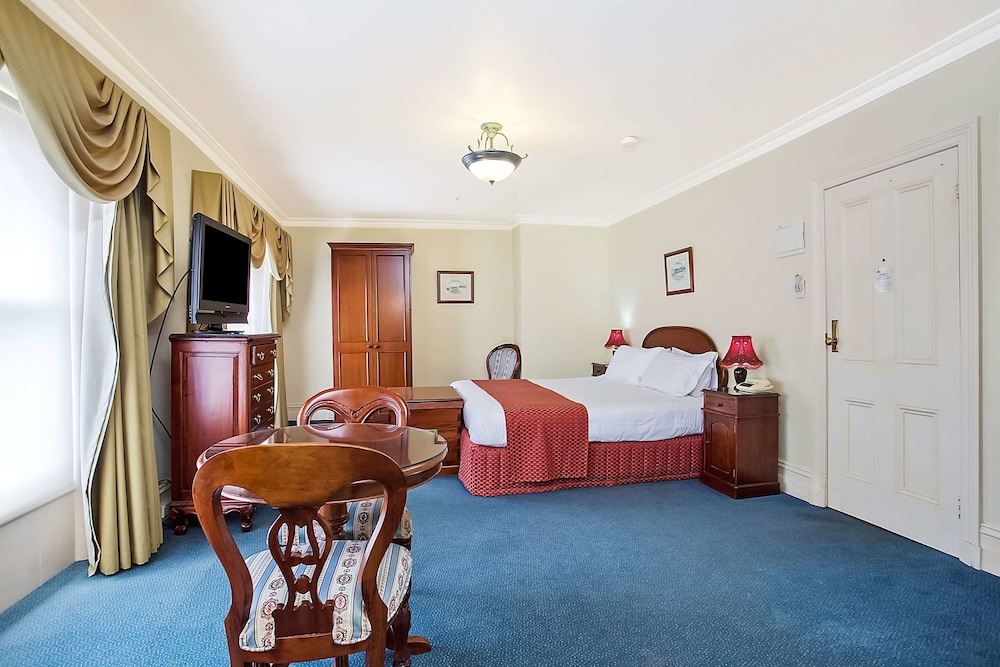 Standard Room, 1 King Bed, Non Smoking photo 2