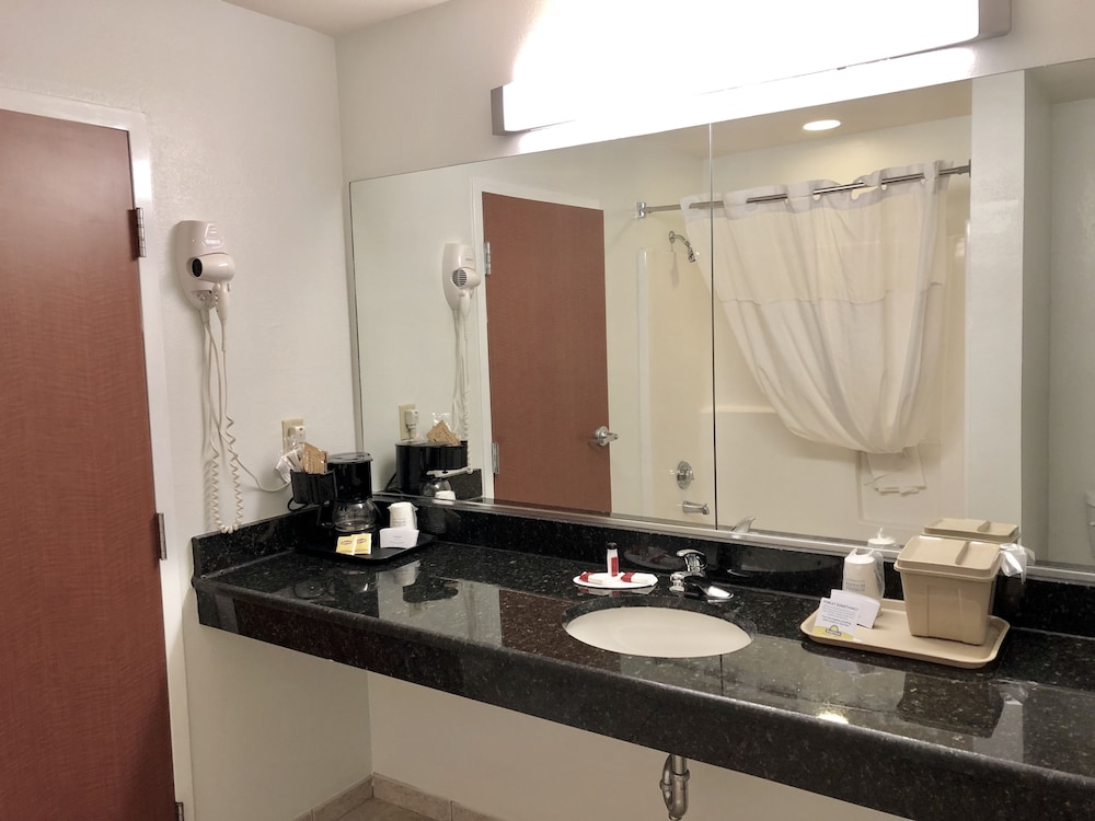 Basic Room, Multiple Beds, Non Smoking (1 Queen Bed & 1 King Bed) - Photo 6