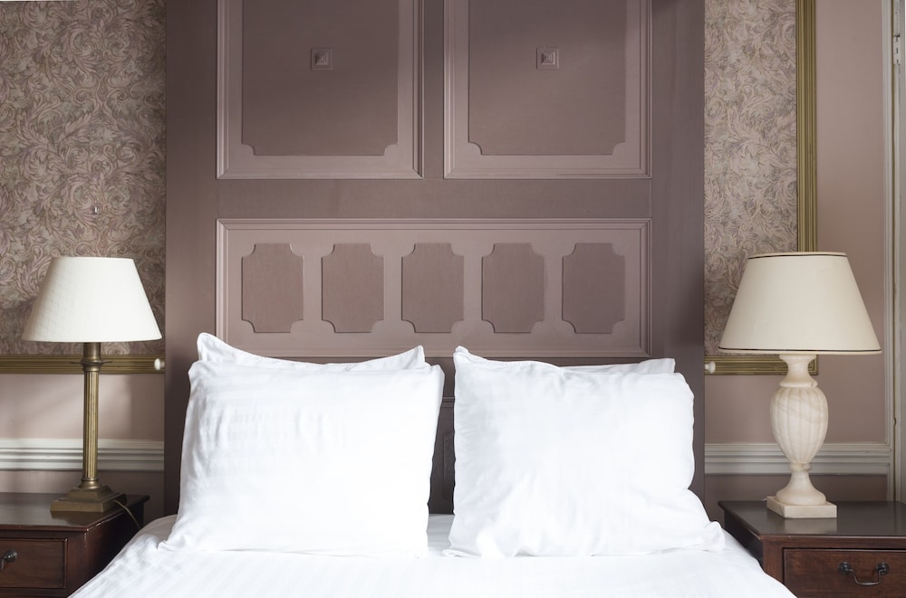 Comfort room with four-poster bed - Photo 4