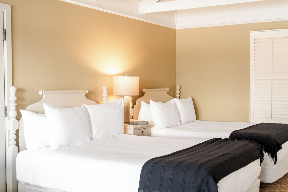 Room, Multiple Beds, Partial Lake View
