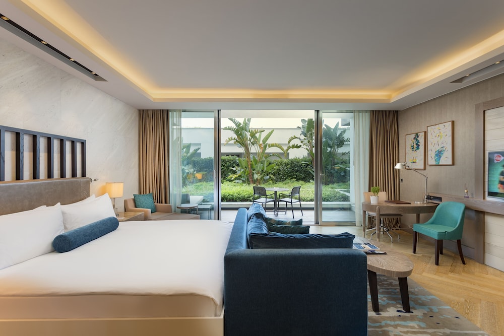 Deluxe King Room with Garden View
