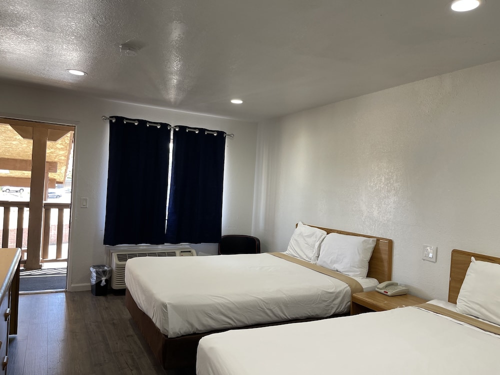 Basic Room, 2 Queen Beds, Non Smoking, Refrigerator photo 3
