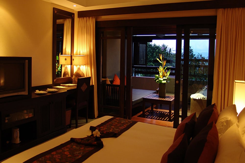 Deluxe Room, Jetted Tub - Photo 2
