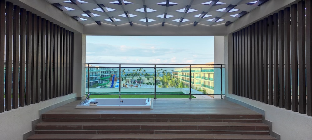 Superior Room, Jetted Tub, Sea View thumbnail 5