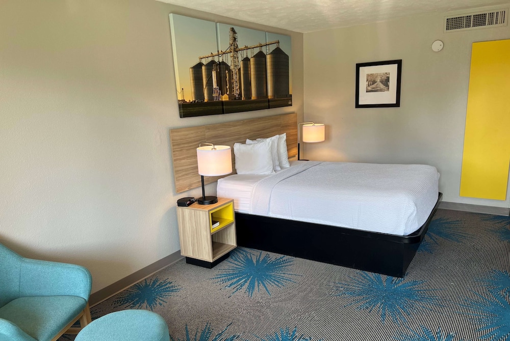Standard Room, 1 Queen Bed, Non Smoking - Photo 2