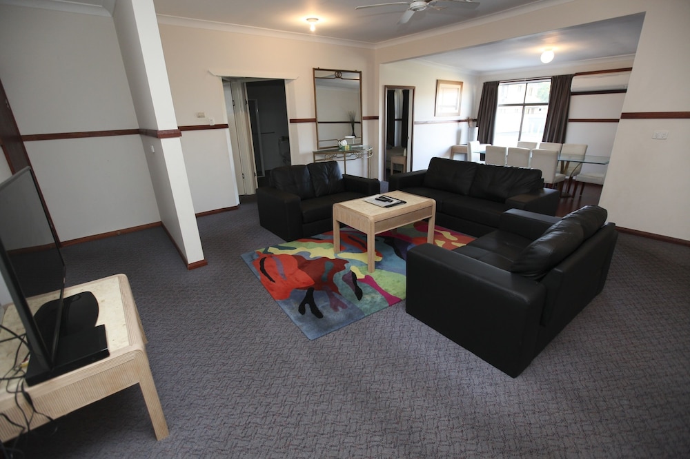 Macquarie Cottage, 4 Bedrooms, Kitchen, Laundry, Two ensuite bathrooms, Non Smoking photo 3