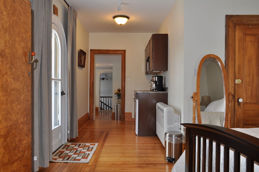 Premier Suite, 1 Queen Bed, Non Smoking, Kitchenette photo 2