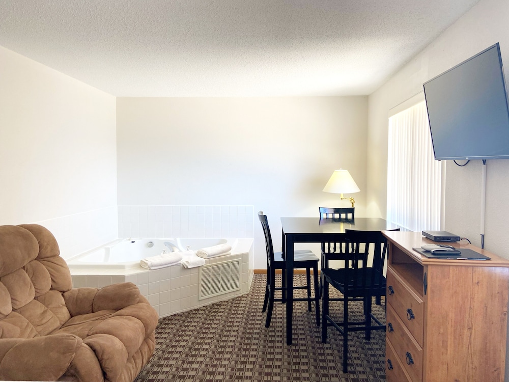Suite, 1 King Bed photo 2