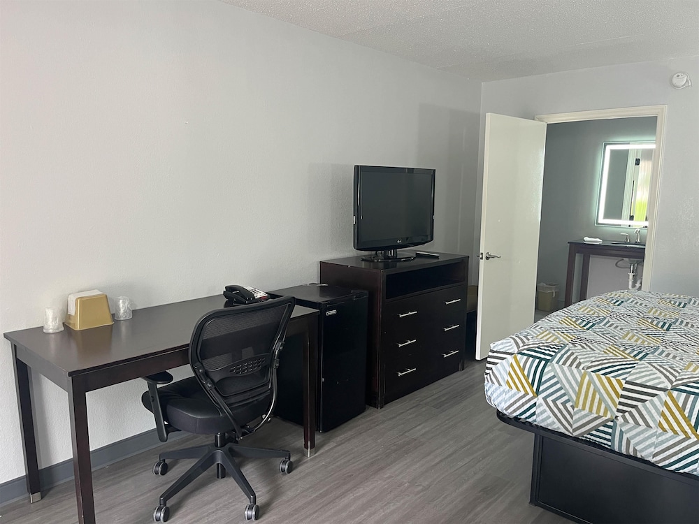 Deluxe Room, 1 King Bed, Non Smoking, Refrigerator & Microwave - Photo 6
