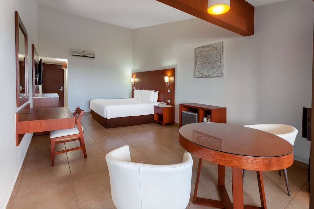 Junior Suite, 1 King Bed, Non Smoking - Photo 8