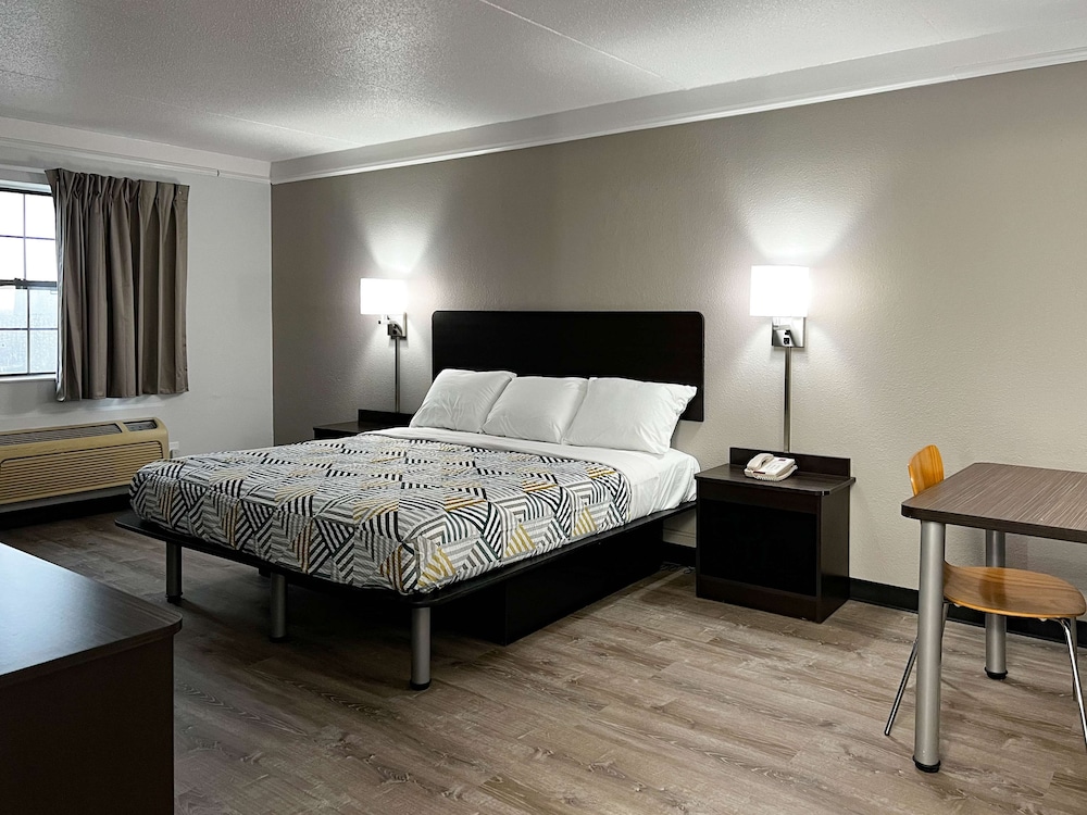 Deluxe Room, 1 King Bed, Non Smoking, Refrigerator & Microwave
