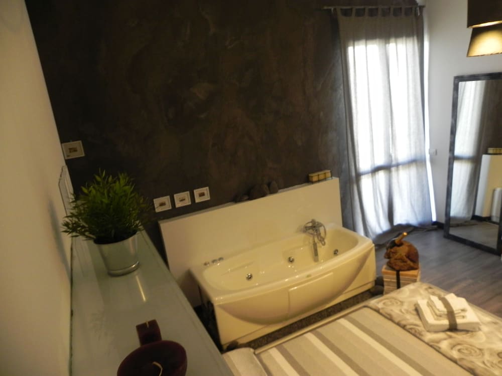 Superior Double Room, 1 Bedroom, Hot Tub, Tower photo 3