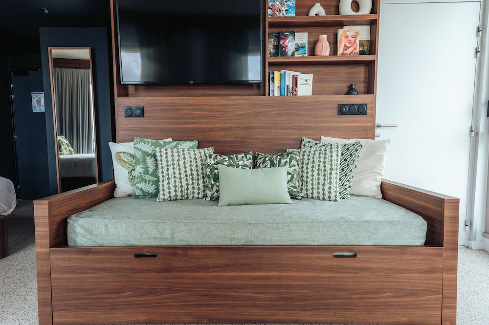 Family Room - Photo 5
