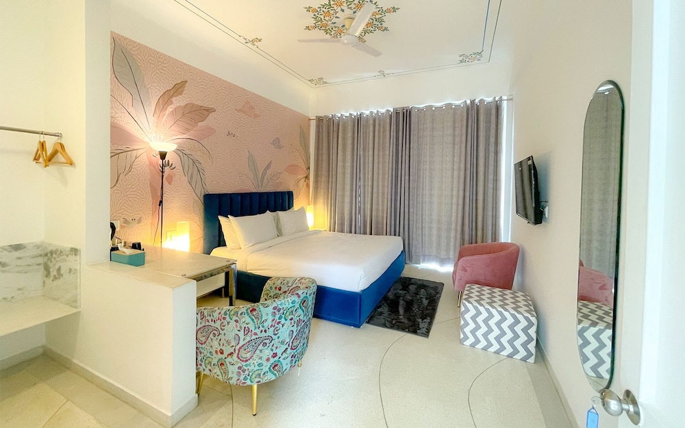 King Room with Balcony - Photo 14