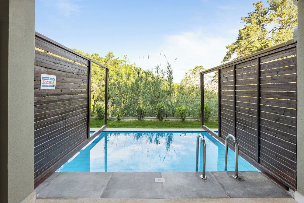 Superior Double with Plunge Pool - Photo 6