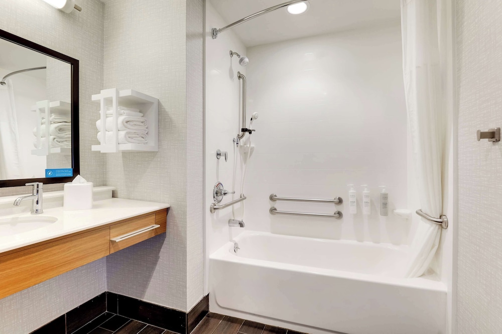 Studio, 1 King Bed, Accessible, Bathtub - Photo 5