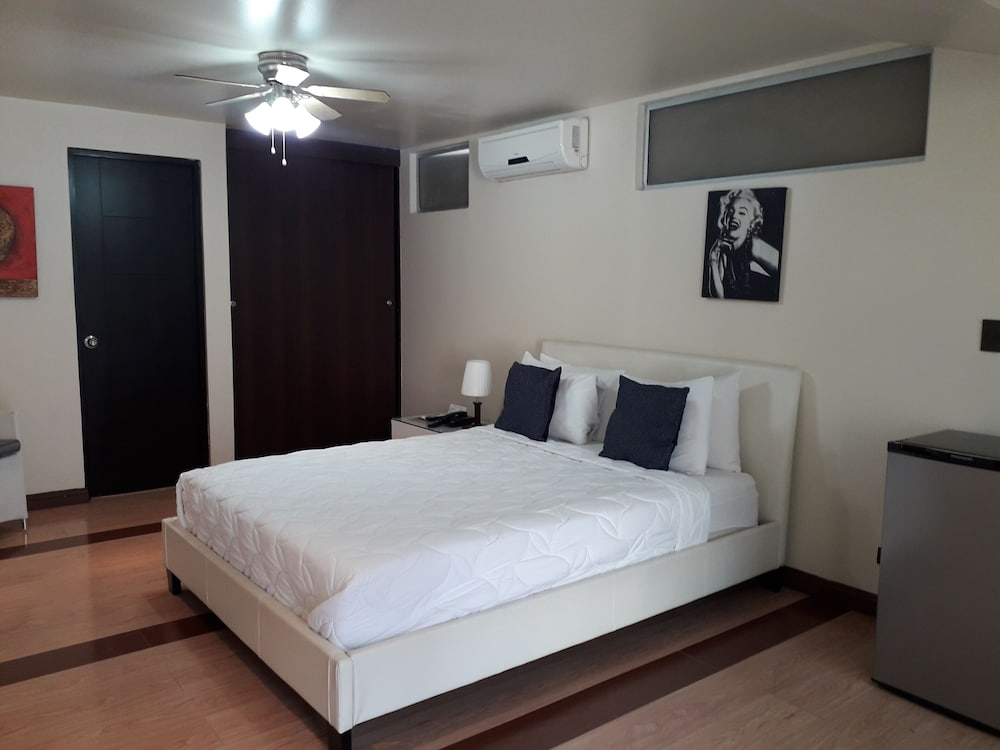 Standard Room, 1 Queen Bed photo 3