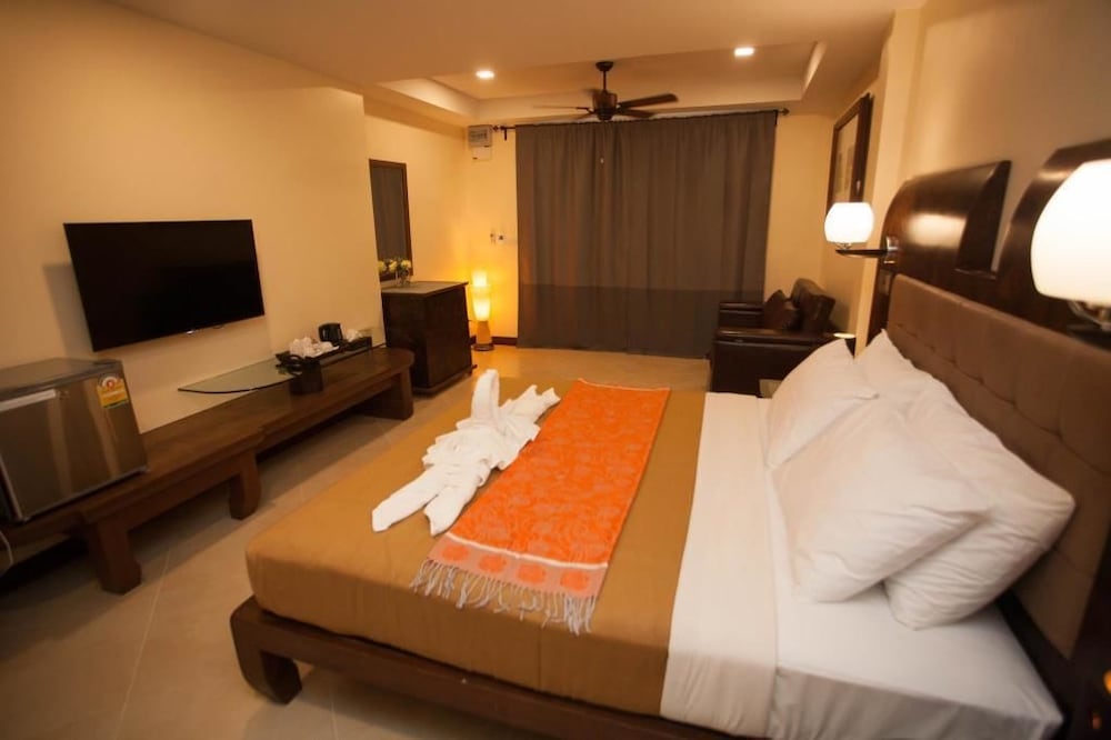 Premium Suite, 1 King Bed with Sofa bed, Bathtub, Garden View photo 2