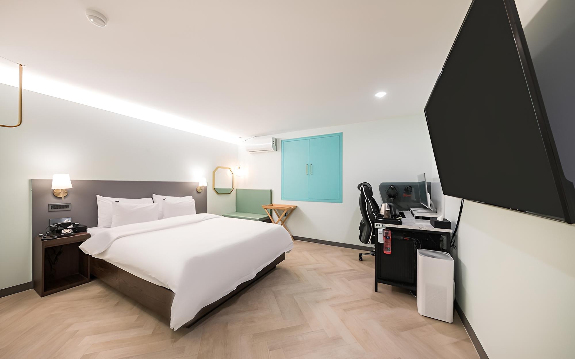 Room (DELUXE (65-inch LG UHD TV) (Netflix a) - Photo 1