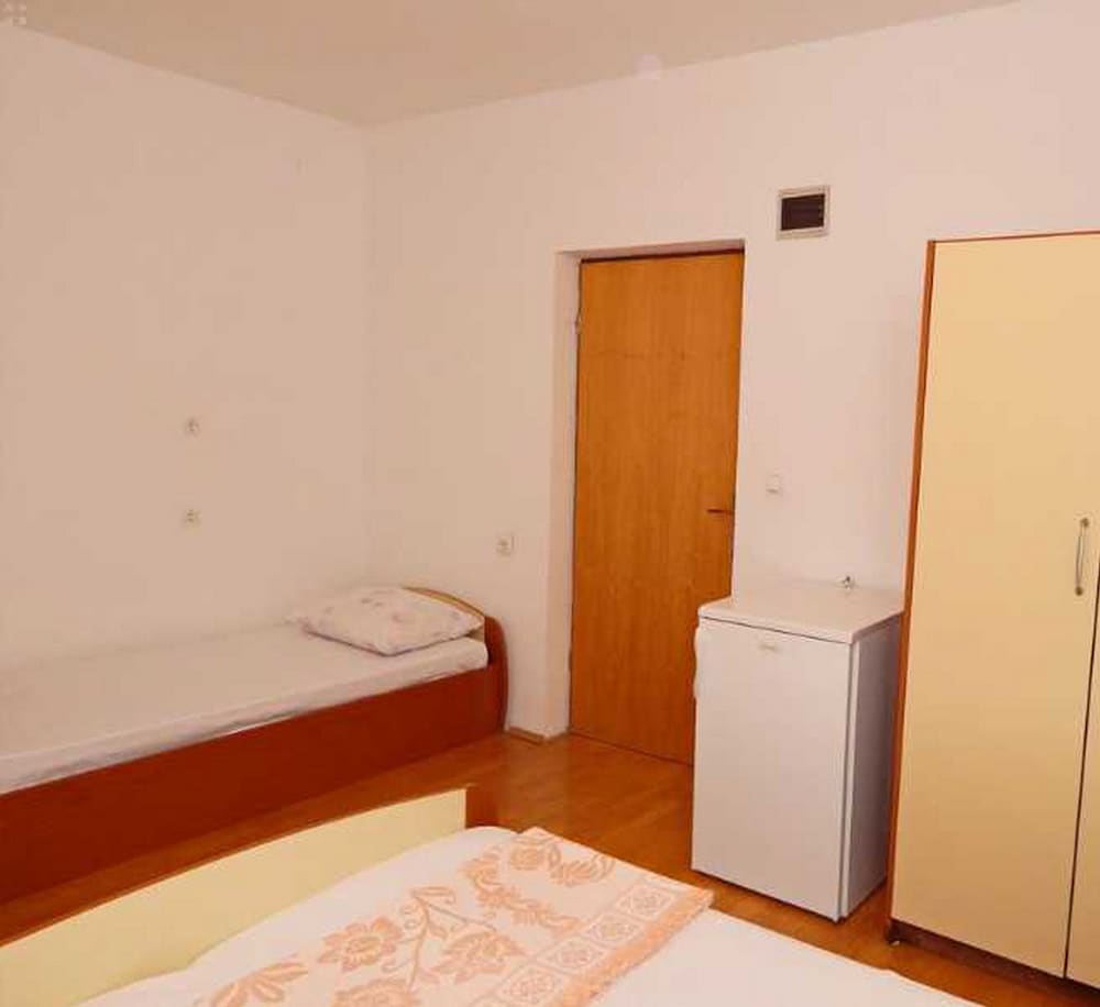 Triple Room (S5)
