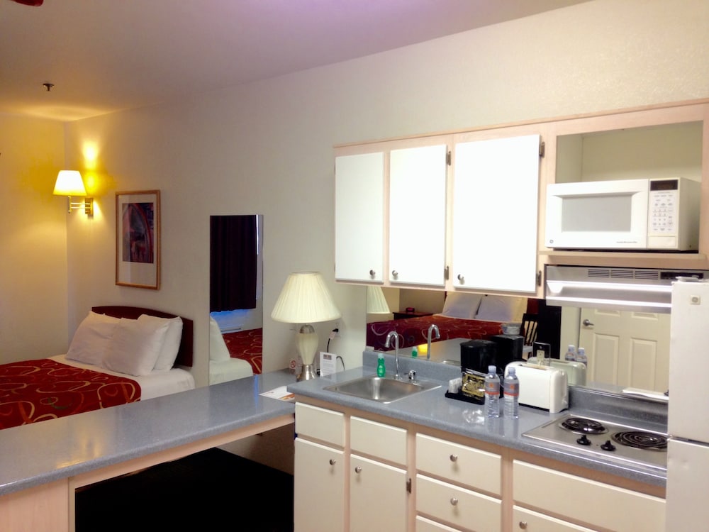 Executive Suite, 2 Queen Beds, Kitchenette