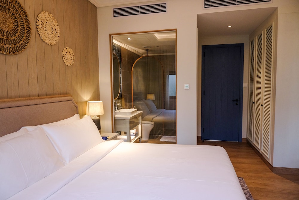 Premium Room, 1 King Bed (Deluxe) - Photo 2