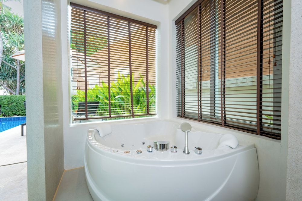 Beachfront Grand Pool Villa (1 Bed) - Photo 17