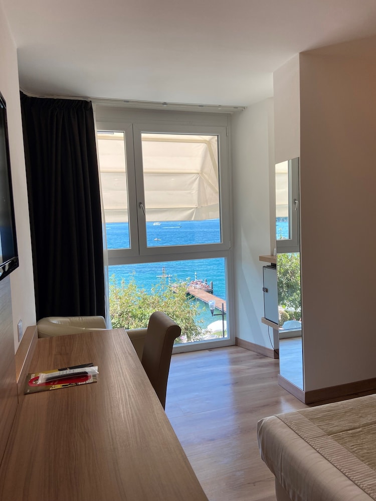 Junior Suite, Lake View photo 3