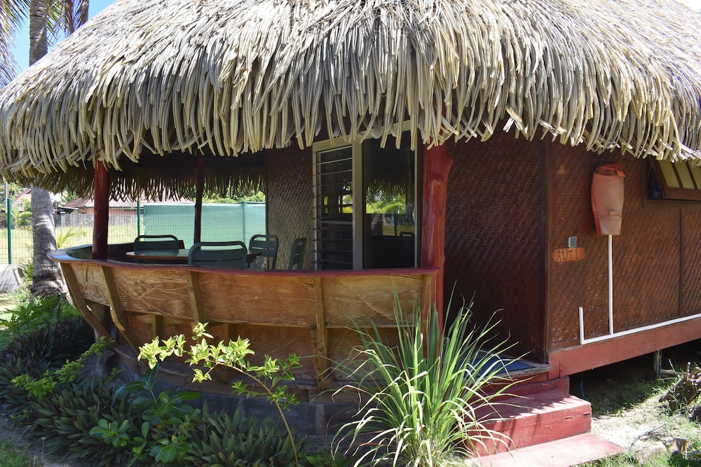 Traditional Bungalow, 2 Queen Beds, Beach View, Garden Area (Auti - sleeps 4) photo 1