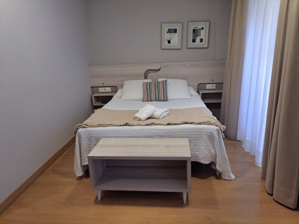 Standard Double Room, Private Bathroom - Photo 4