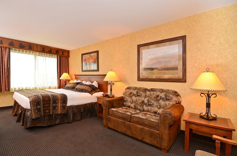 Business Room, 1 King Bed, Non Smoking, Refrigerator & Microwave - Photo 1