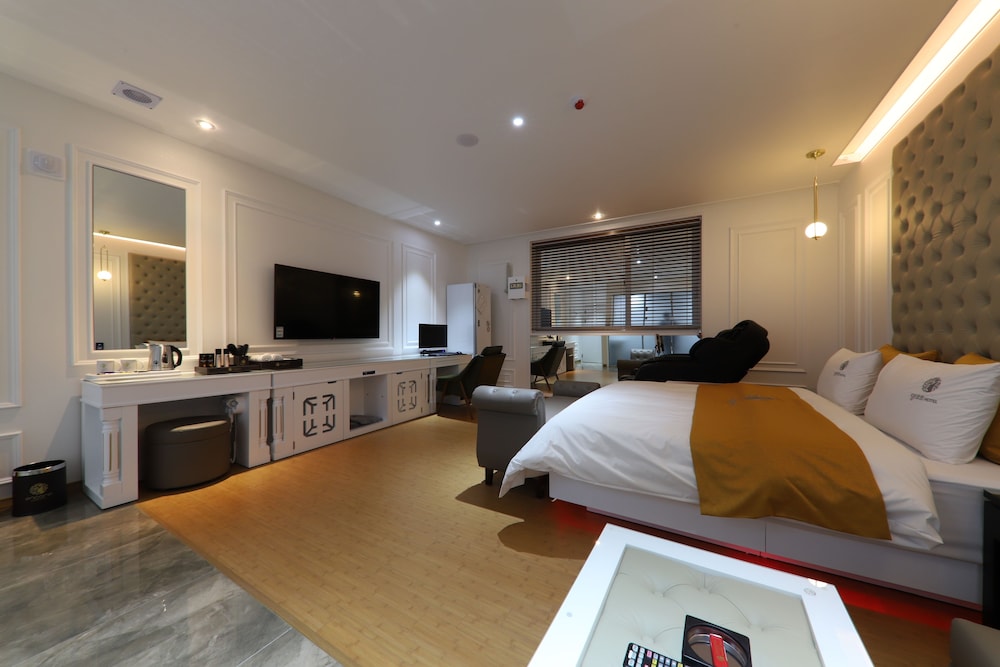 Room, Jetted Tub (Special) - Photo 8