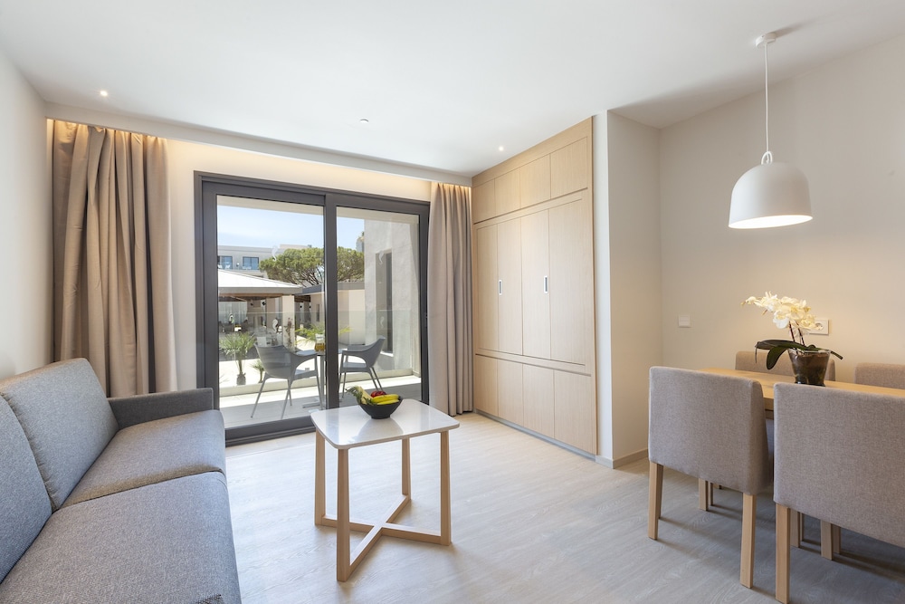 Family Room, Balcony (2 adults + 2 children)