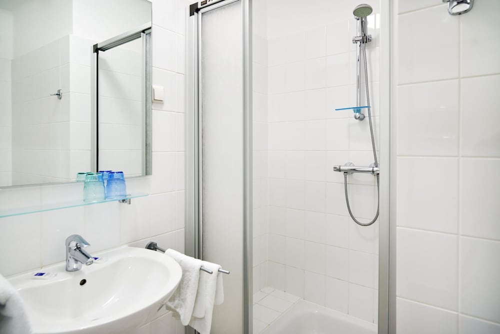 Single room with private external bathroom photo 3