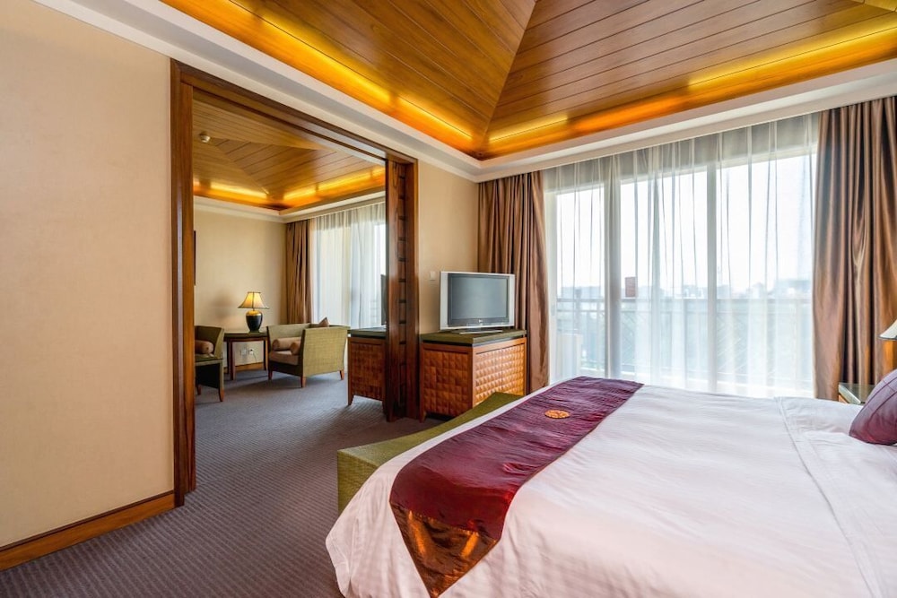 Deluxe Suite, 1 King Bed photo 2