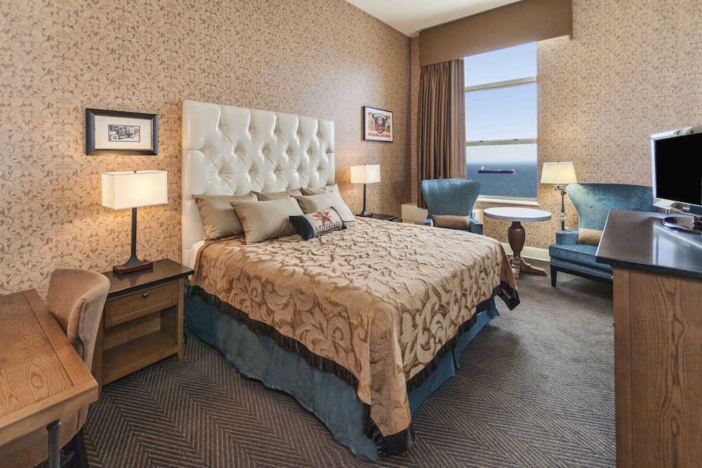 Deluxe Room, 1 King Bed, Lake View photo 2