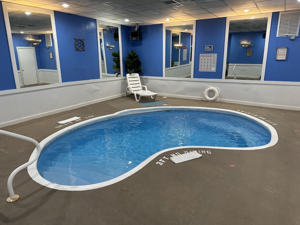 Dove Swimming Pool with Hot Tub Suite
