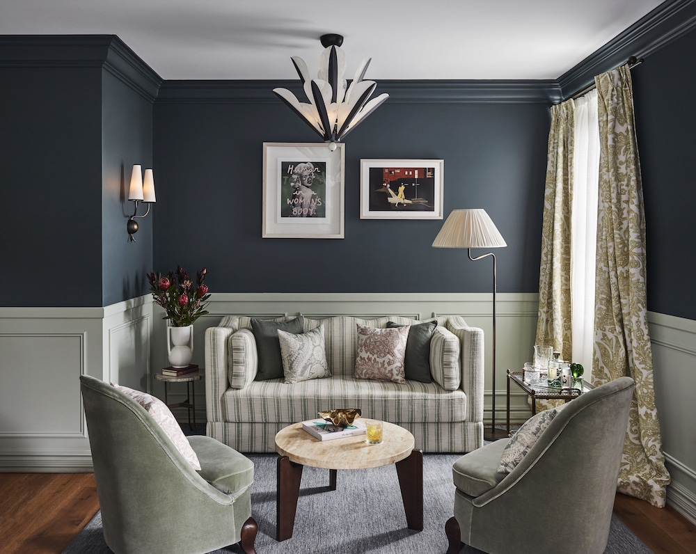 Premier Manor Suite photo 3