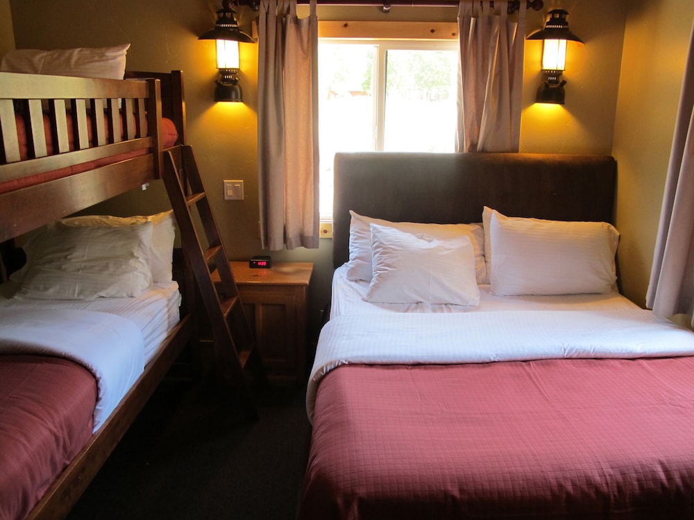 Yosemite, Deluxe House, 4 Bedrooms, 2 Bath (King, 6 Queens, 2 Doubles, 6 Twins, Sleeps 24) photo 2