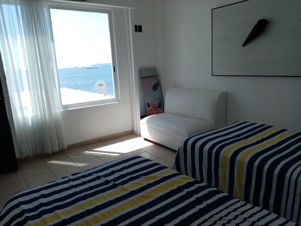 Standard Room, 2 Double Beds, Non Smoking - Photo 4