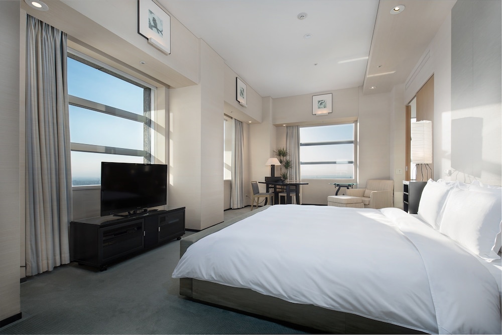Premier Room, 1 King Bed - Photo 2
