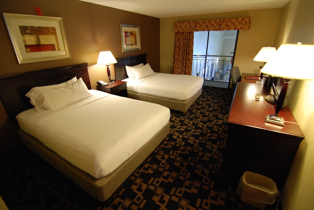 Standard Room, 2 Queen Beds, Non Smoking, Pool View