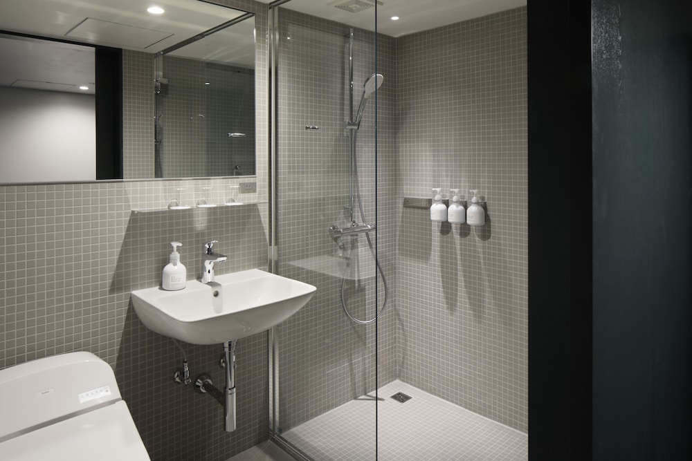 Standard Triple Room, Multiple Beds, Non Smoking, City View thumbnail 6