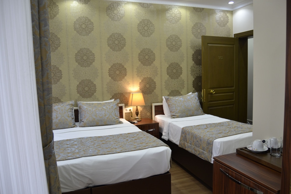 Deluxe Triple Room, City View photo 2