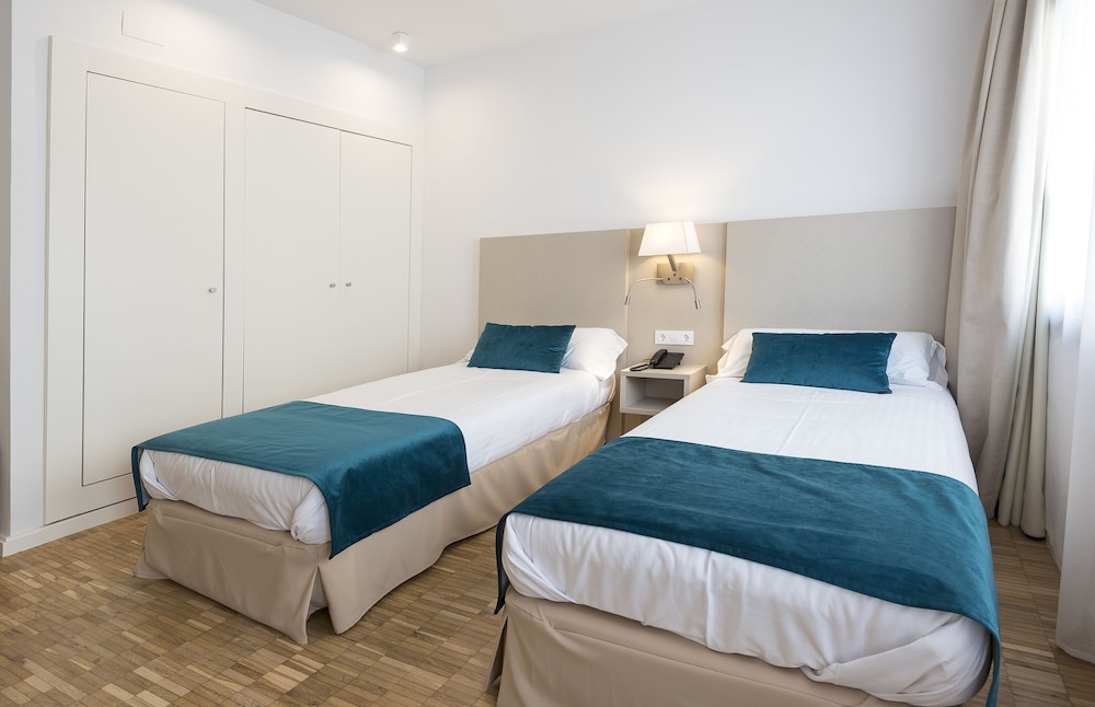 Deluxe Family Room, 1 Double or 2 Twin Beds photo 2