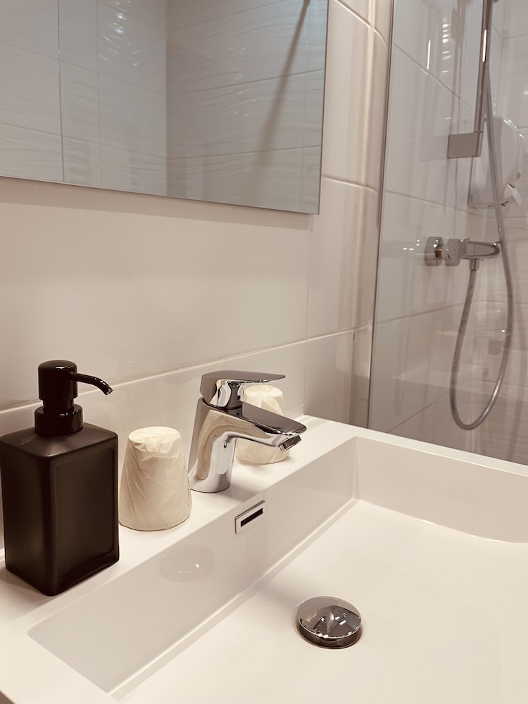 Suite - Photo 18