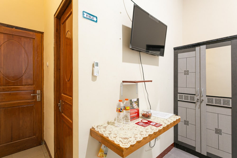 Twin Room (RedDoorz) - Photo 10
