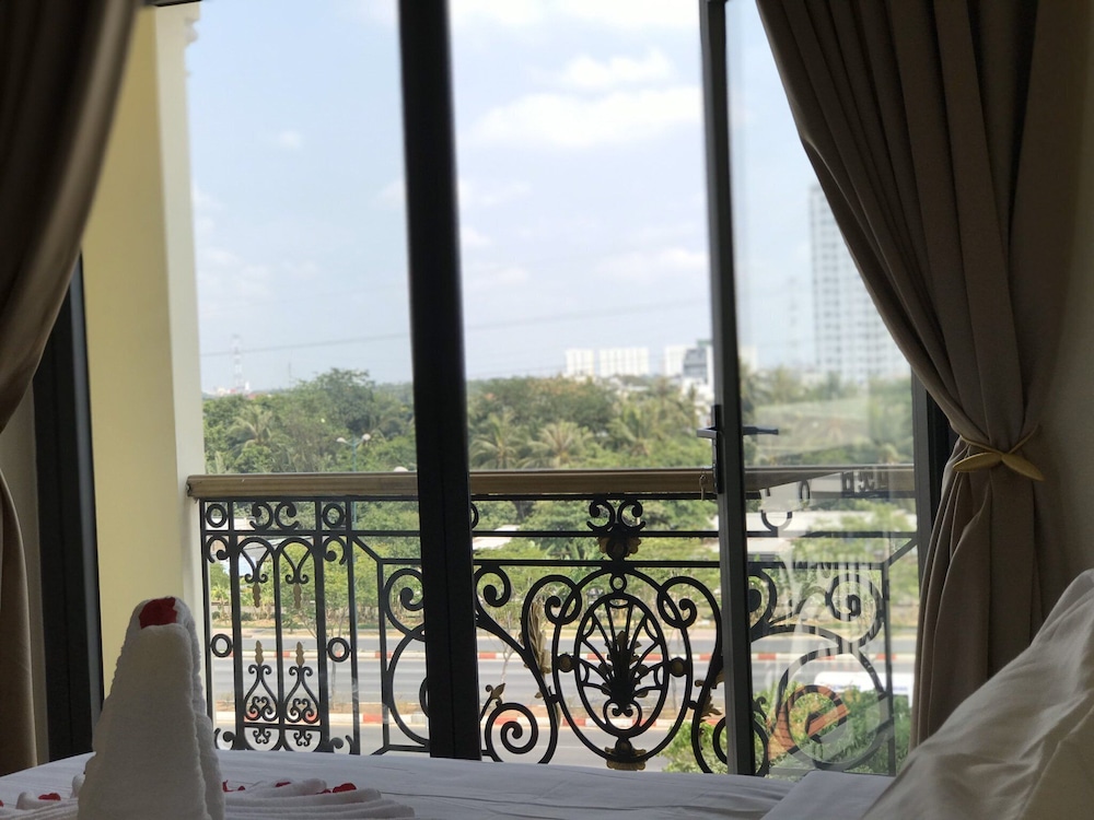Luxury Room, 1 King Bed, Balcony, City View - Photo 5