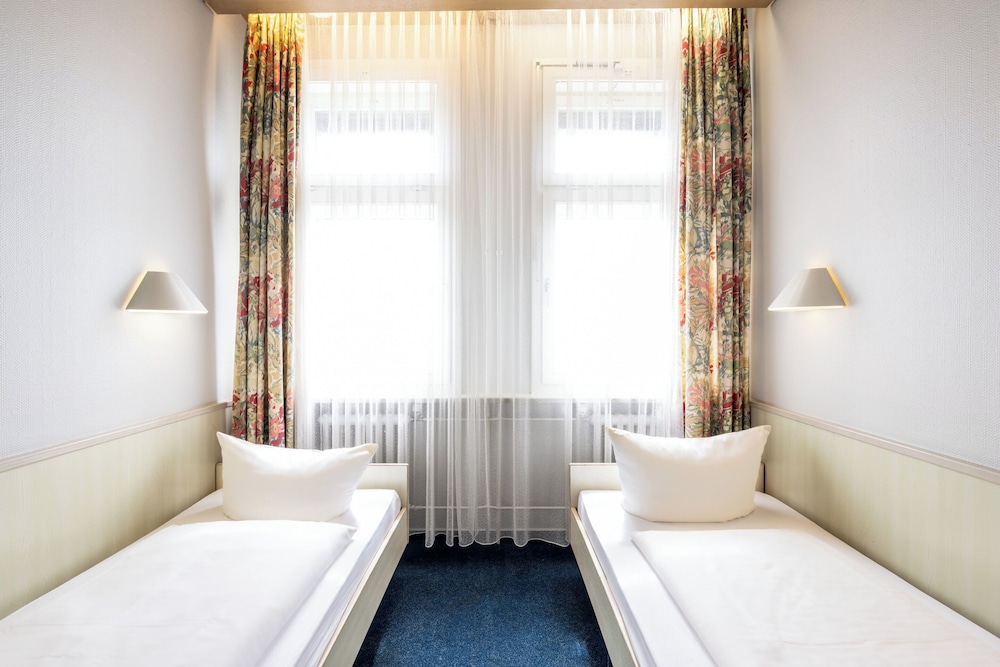 Economy Twin Room photo 2